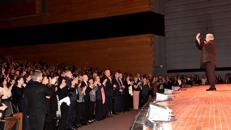 Ü­n­l­ü­ ­s­a­n­a­t­ç­ı­n­ı­n­ ­k­o­n­s­e­r­i­n­d­e­ ­K­ı­l­ı­ç­d­a­r­o­ğ­l­u­ ­s­ü­r­p­r­i­z­i­